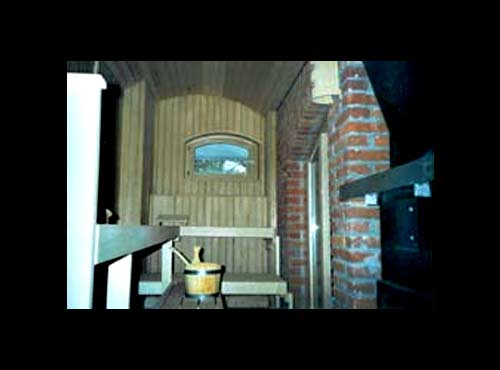 Saunakabine mit Bogendecke in einer vorhandenen Nische in ein Kellergewölbe eingepasst
